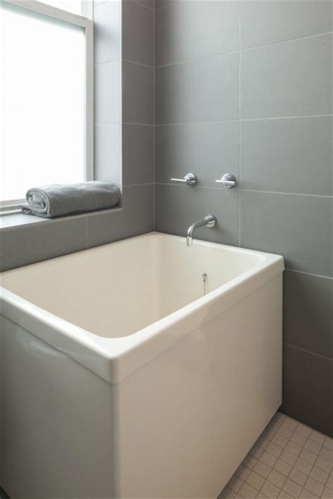 One of their most important characteristics is the fact that they have a deeper the japanese tubs are meant for relaxing and warming oneself and not usually for washing. Square Soaking Tub - Bathtub Designs