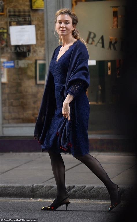 Bridget Jones Gives Money To A Big Issue Seller As Renee Zellweger Films Scenes In London