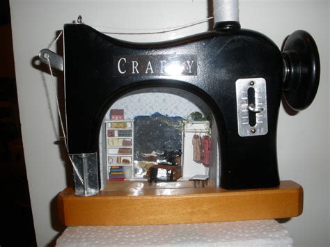 Por favor, não postem fotos que não sejam dos seus cantinhos de arte. 1/48 craft room inside a sewing machine picture frame ...