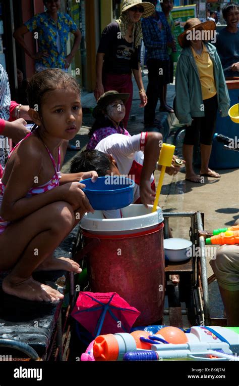Junge Thai Mädchen Sitzt Mit Einem Eimer Wasser Beim Songkran Festival In Koh Phangan Thailand