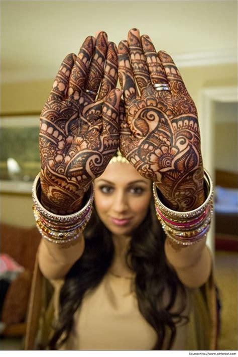 Clever Bridal Mehandi Design That Forms A Beautiful Pattern On The