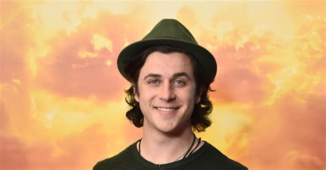 Wizards Of Waverly Place Actor David Henrie Arrested For Bringing Loaded Gun To Lax Cbs News