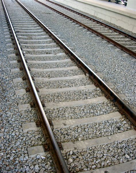 Filerail Tracks Coina Train Station 04 Wikimedia Commons