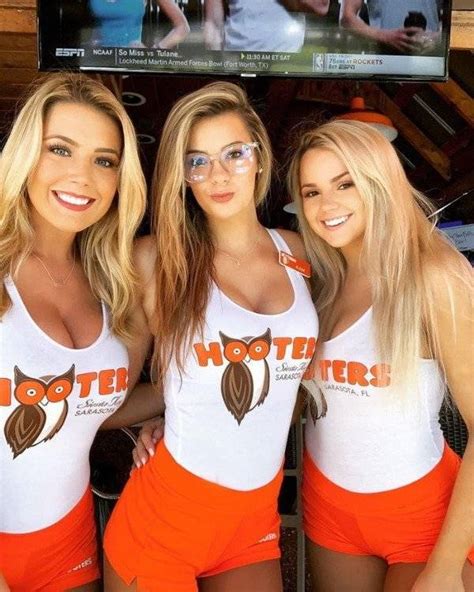 Former “hooters” Girls Share Details About The Job 25 Pics