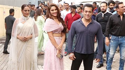 Salman Khans Rocking Dabangg Entry With Sonakshi Sinha And Saiee Manjrekar At D3 Trailer Launch