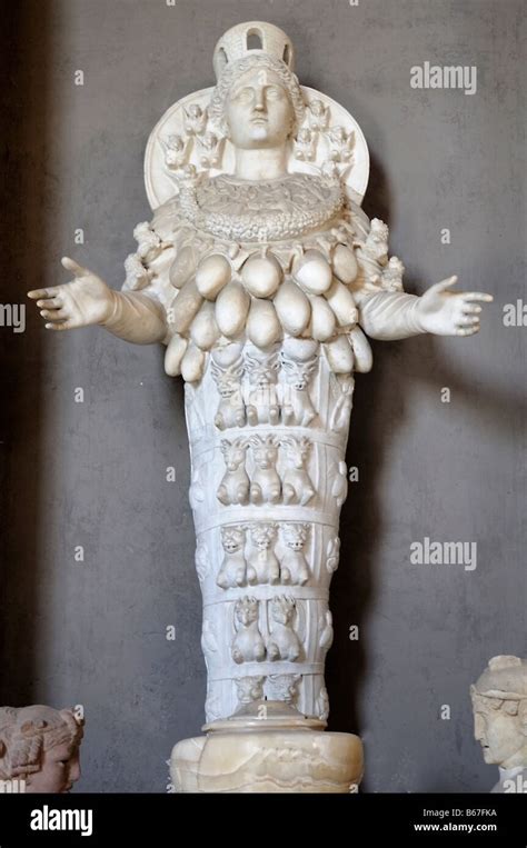 La Estatua De La Diosa Astarte En El Museo Vaticano En Roma Italia