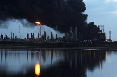 In Pictures Aftermath Of Venezuelas Deadly Refinery Fire The Globe And Mail