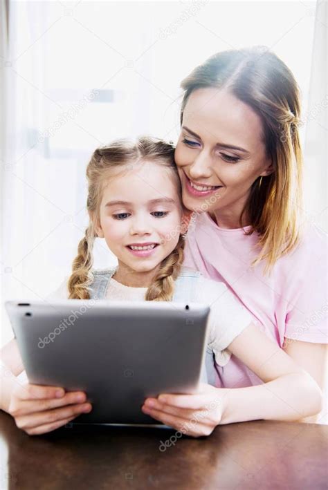 Madre E Hija Usando Tableta Digital 2024