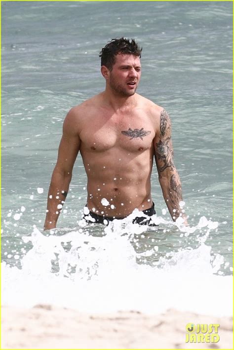 Ryan Phillippe Bares Hot Body While Shirtless In Miami Photo 4184401 Ryan Phillippe