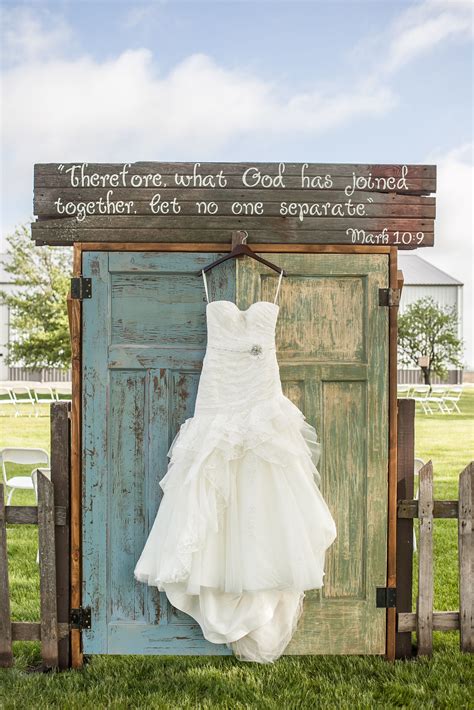 Old Barn Doors Wedding Dress Rustic Wedding Photo By Le Photo