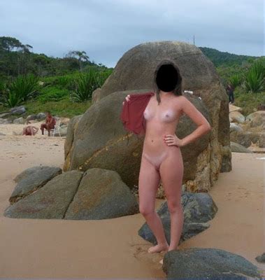 O Marido Liberal Esposa Se Exibindo Na Praia De Nudismo