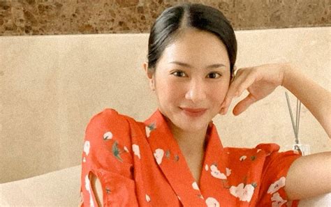 Pernikahan bunga zainal hingga keputusannya pindah agama hindu dikabarkan tak direstui orangtuanya. Bunga Zainal Sindir Nikah Seagama Cepat Cerai, Kode Pindah ...