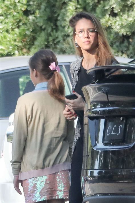 Jessica Alba Takes Her Daughters To School 01 Gotceleb