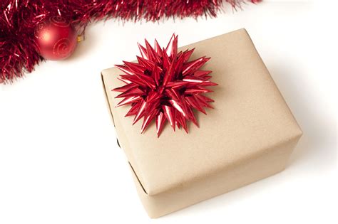 See more ideas about red gifts, red, gifts. Photo of Plain brown paper wrapped gift with Xmas bow ...