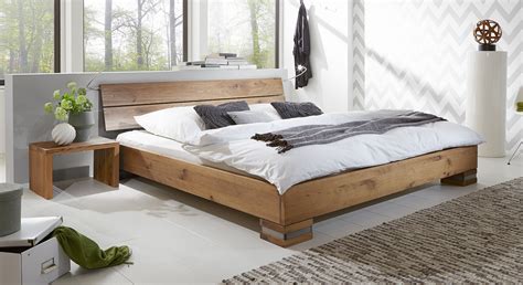 Mit einem eleganten und schlichten design verleiht dieses holzbett ihrem schlafzimmer einen hauch von anspruchsvollem charme. Hochwertige Massivholzbetten im Vergleich und Test 2020 ...