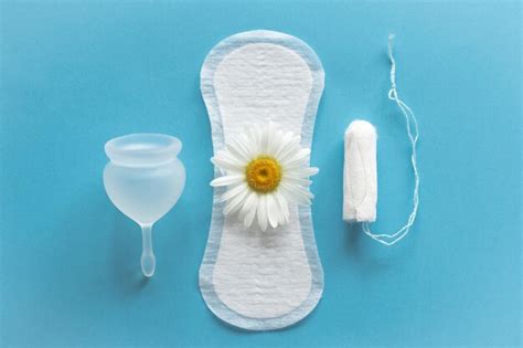 Conceito De Menstruação Almofada Feminina Branca Higiênica Copo E Tampão Menstrual Com Flores De