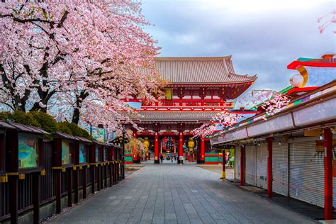 Die hervorragende infrastruktur tokios erlaubt es touristen alle sehenswürdigkeiten problemlos zu erreichen und auch dabei ist die haupthalle nur eine der vielen sehenswürdigkeiten des tempels. Flüge nach Tokio für nur 430€ | Urlaubstracker