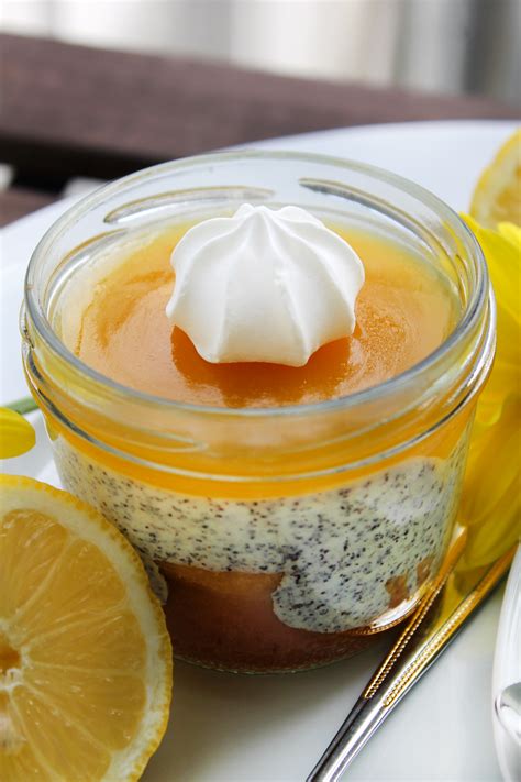 Zitronenkuchen im Glas Dessert mit Mohnquarkcreme Lemon Curd