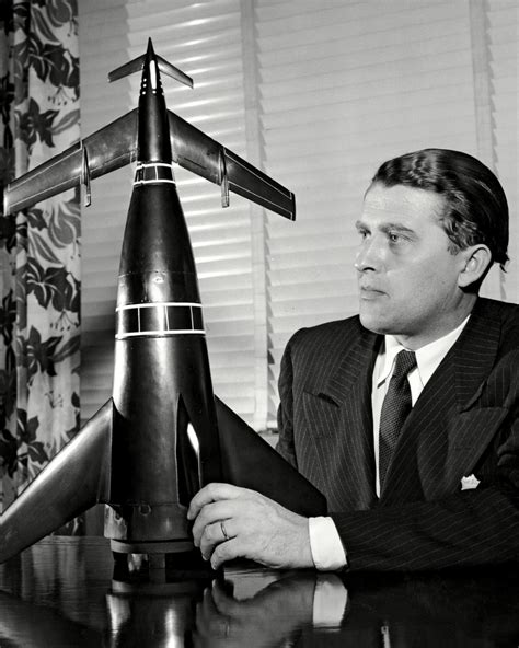 Dr Wernher Von Braun With Rocket Model 8x10 Nasa Photo Bb 005