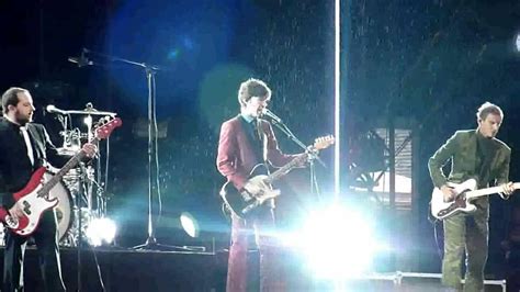 Brengt een mix van belgische en internationale artiesten. Customs - Shut Up, Narcissus -- Live At Lokerse Feesten 06 ...