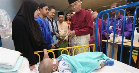 For the original, visit our sister site, cilisos). Sungai Buloh hospital staff celebrate Raya | New Straits Times