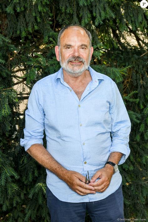 Il n'est pas branché et respire naturellement. Jean-Pierre Darroussin pour le film Les Eblouis lors de la ...
