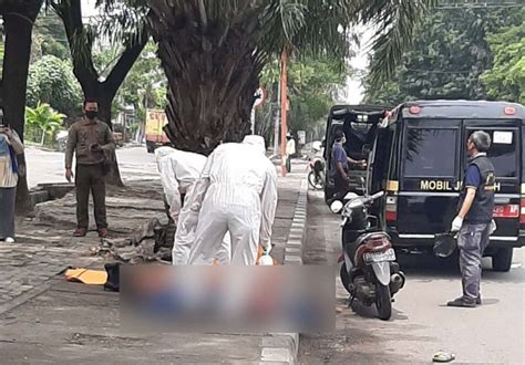 Viral Petugas Berpakaian Apd Evakuasi Pria Meninggal Di Surabaya