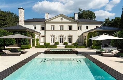 Luxury Living In The Atlanta Community That Is In The Hollywood Of The
