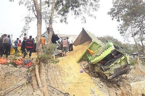 Jika selalu menuruti nafsu, akhirnya akan mendapat celaka. Kecelakaan Maut di Tol Cipularang: Hati-hati, Posisi Kaki ...
