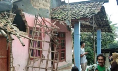 Dua pemuda kelahiran tuban gugur badan penanggulangan bencana daerah (bpbd) kabupaten sukabumi mencatat ada dua rumah. Gempa di Sukabumi, 664 Rumah Warga di Pamijahan Bogor Rusak