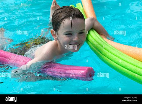 Glücklicher Junge Am Außenpool Schwimmen Lernen Stockfotografie Alamy