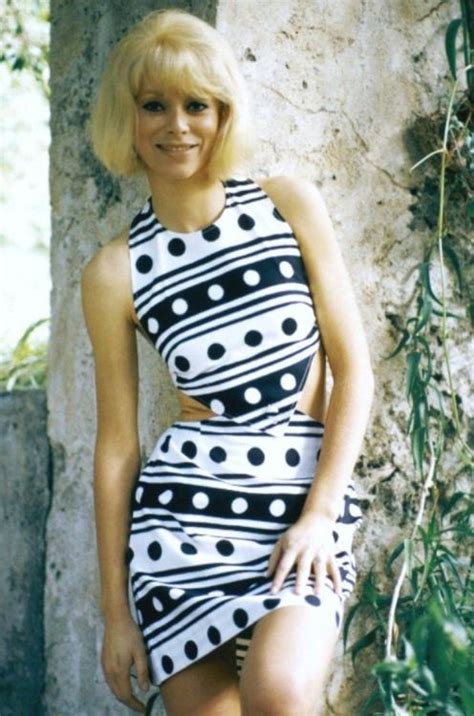 Mireille Darc Style Année 60 Style Icons Actrices Blondes 1960s