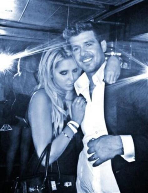 Robin Thicke Pogne Les Fesses Dune Fille Et Se Fait Prendre