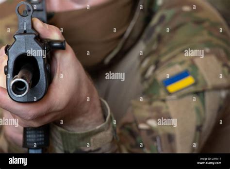 Un Soldat Ukrainien En Uniforme Militaire D Tient Une Mitrailleuse La Guerre En Ukraine Et La