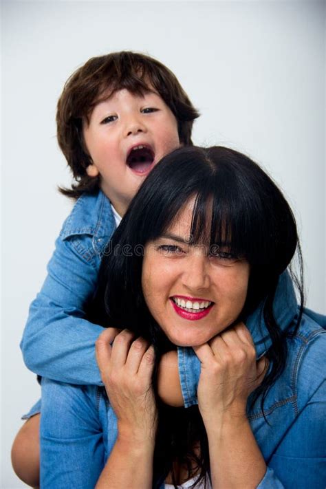 Мать и сын стоковое фото изображение насчитывающей внимательность
