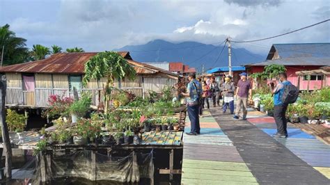 Warna Warni Kampung Yoboi Kampung Terapung Di Danau Sentani Papua