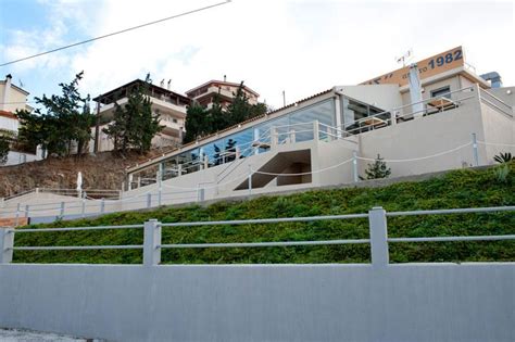 Μόλις ένα χιλιόμετρο νοτιότερα του πρώτου λιμανιού στο δασκαλειό, βρίσκεται το δεύτερο λιμανάκι. ΨΑΡΟΤΑΒΕΡΝΕΣ - ΟΥΖΕΡΙ - ΤΣΙΠΟΥΡΑΔΙΚΑ - Ο ΓΙΩΡΓΑΚΗΣ - ΨΑ ...