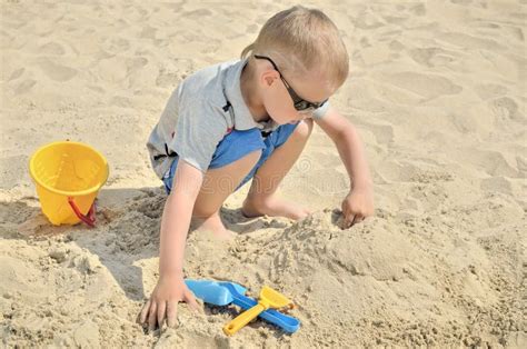 Ragazzino Che Gioca Sulla Spiaggia Nella Sabbia Fotografia Stock Immagine Di Uscire Mare