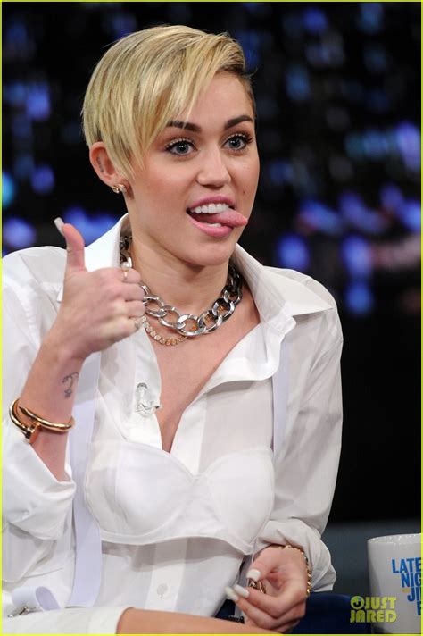 miley cyrus toned abs for bangerz album signing photo 2968650 miley cyrus pictures just