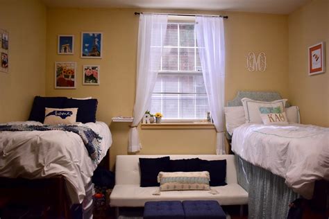 chic in carolina sophomore year dorm room tour
