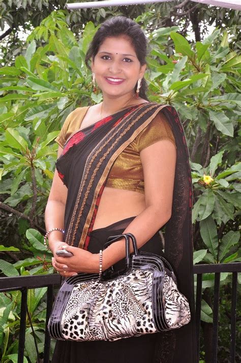 Cute And Sizzling Actresses Mallu Aunty Hot Navel Show HD Photos In Saree Mallu Navel Show Pics