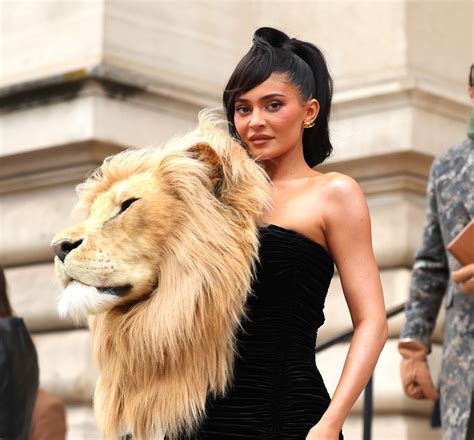 Kylie Jenner usa look com cabeça de leão para desfile da Schiaparelli Celebridades Vogue