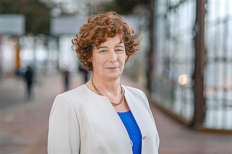 Petra de sutter (oudenaarde, 10 june 1963) is a belgian gynaecologist and politician representing the groen party who has been a deputy prime minister in the government of prime minister alexander de croo since 2020. Petra De Sutter: Belgium announces transgender deputy ...