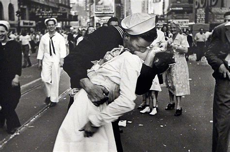 A História Nada Romântica Por Trás Da Foto Do Beijo Mais Famoso