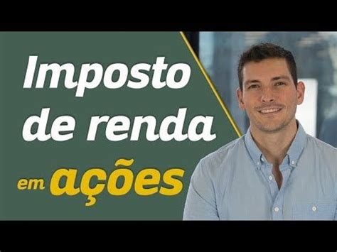 A Man Standing In Front Of A Green Background With The Words Imposto De Renda Em Acoes