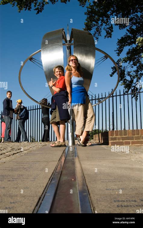 Los Turistas Posando En El Meridiano De Greenwich En El Observatorio