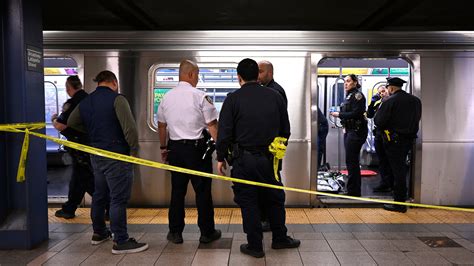 Man Dies On Nyc Subway After Being Placed In Chokehold The New York Times