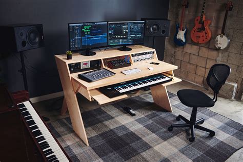 Not sure if it will come back. Cuarto T Estudio + instrumentos en pard | Home studio desk, Home studio setup, Studio desk