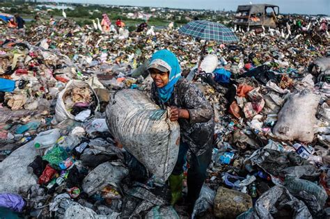 Education In A Landfill Urban Poverty In Indonesia And Solutions Borgen
