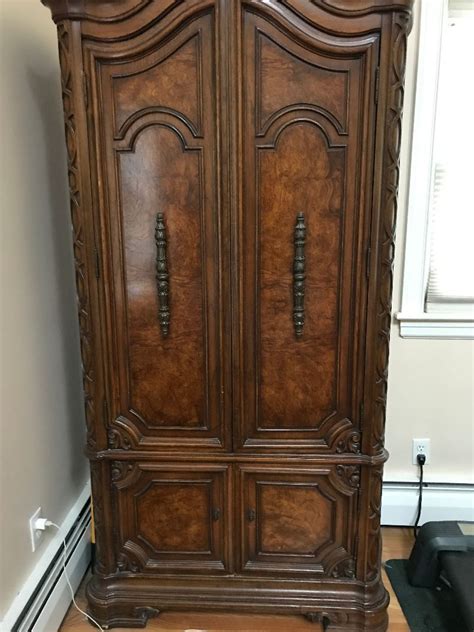 The types of wood include cherry, maple, oak, walnut, and mahogany, and they can come in either solid or veneer. Thomasville Bedroom Set For Sale | Antiques.com | Classifieds